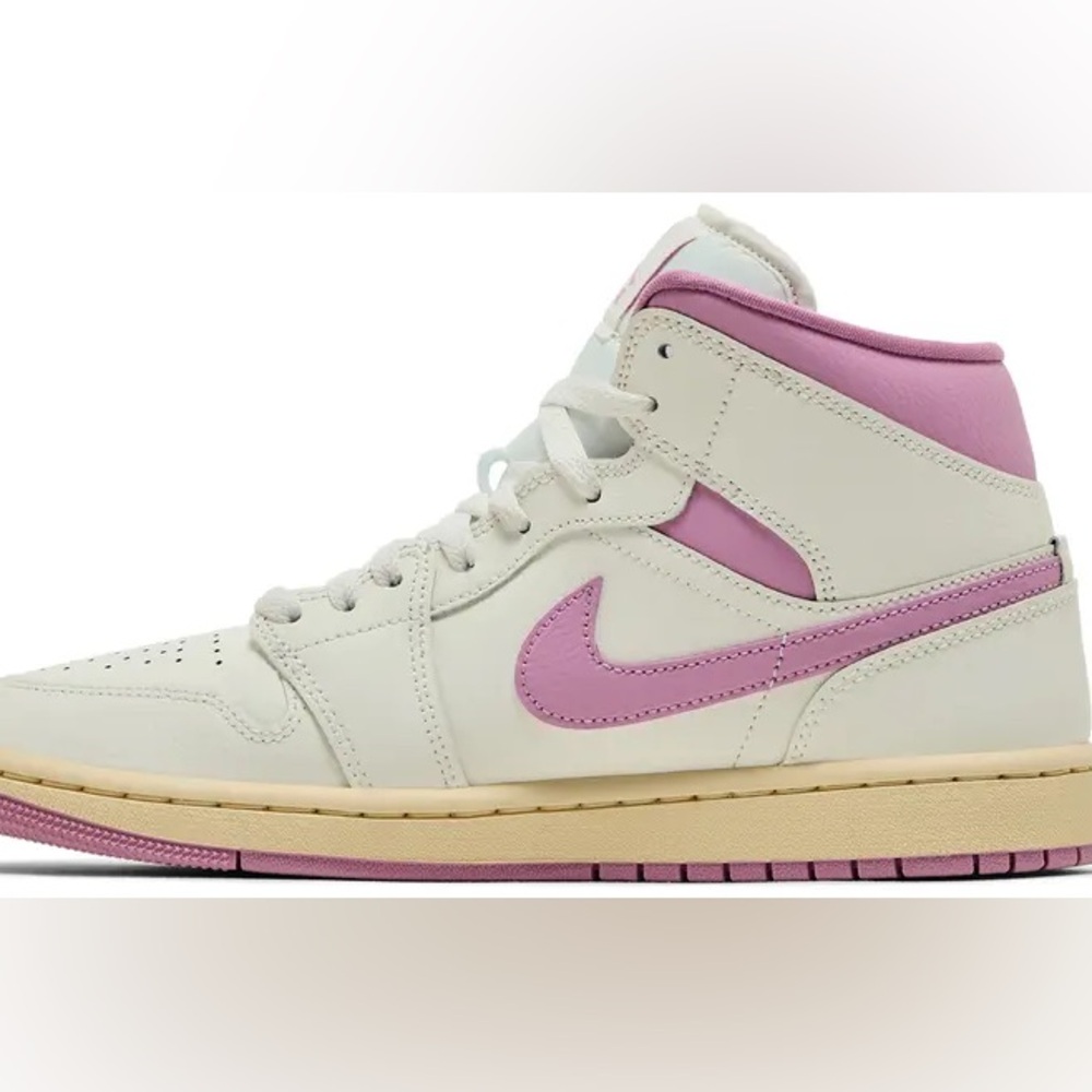 Women’s Air Jordan 1 - Picture 3 of 6